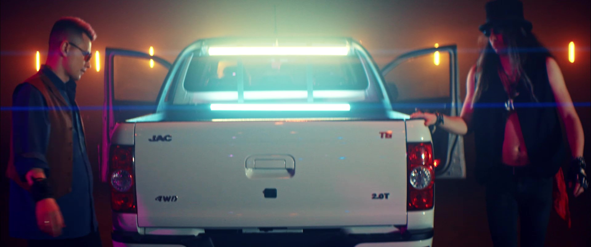 Пикап JAC T6 послужил импровизированной сценой для известного исполнителя шансона.