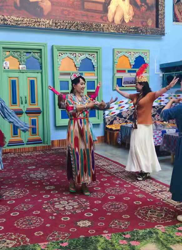 Интернет-знаменитости Синьцзяна продемонстрировали местный туризм и культурное наследие, опровергнув искаженные сообщения Запада